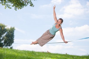 Junge Frau auf Slackline